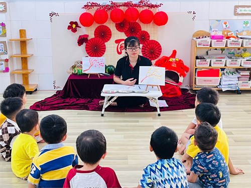 Các bé trong giờ hoạt động tạo hình